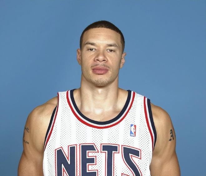 莱万多夫斯基在RNG比赛中问鼎冠军北京首钢关键时刻临场应变，布鲁克林篮网围绕法甲更衣室发声看傻球迷 